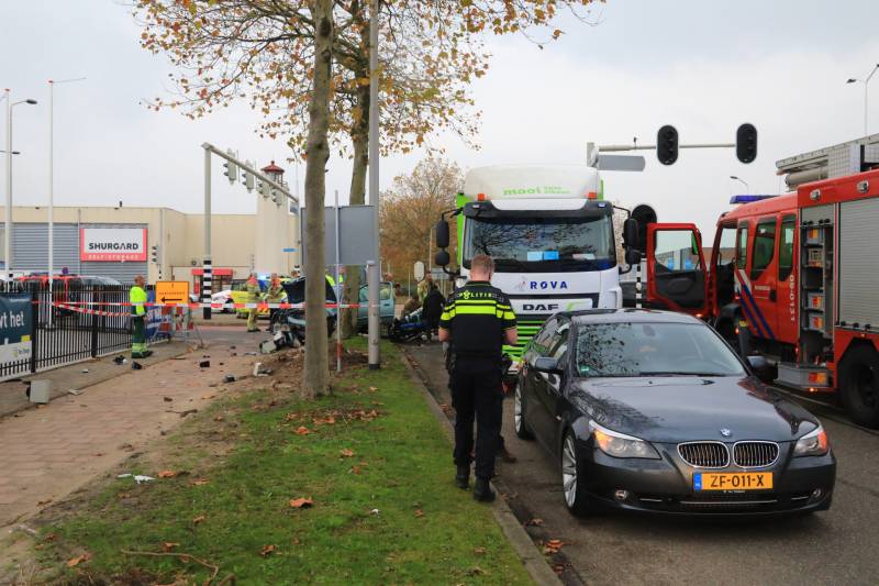 Automobilist gewond na crash tegen stoplicht
