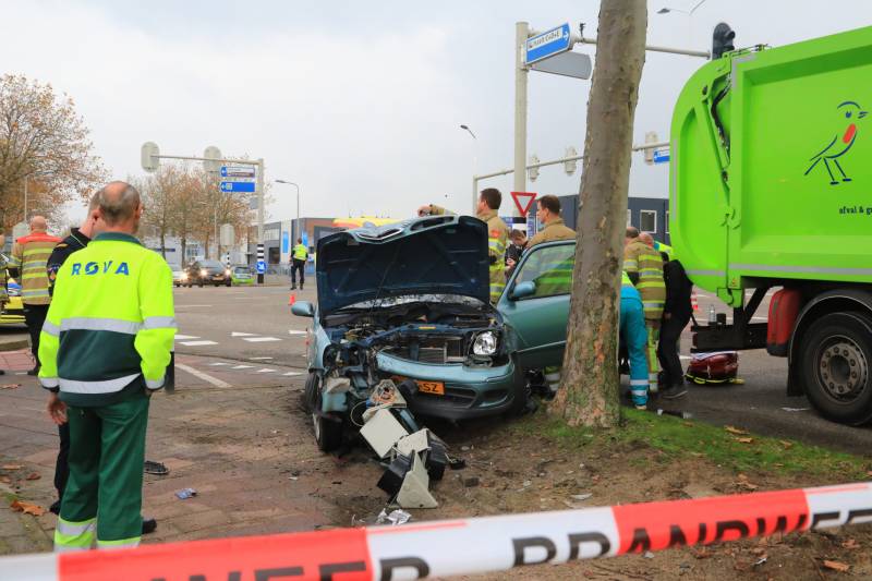 Automobilist gewond na crash tegen stoplicht