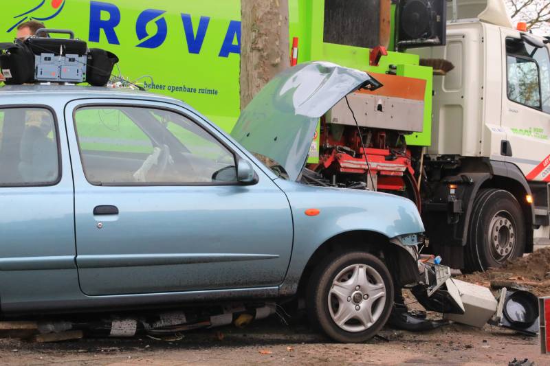 Automobilist gewond na crash tegen stoplicht