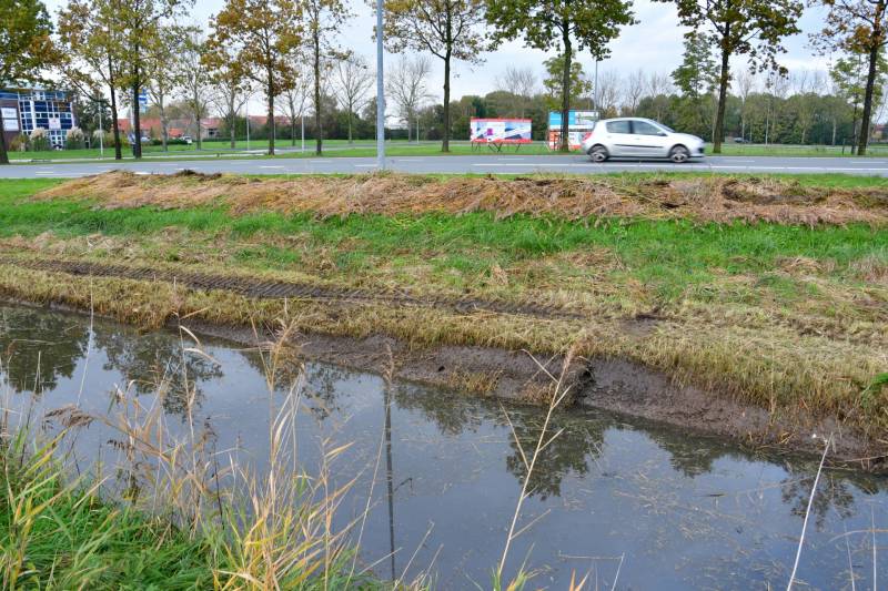 Graafmachine belandt in sloot tijdens snoeiwerkzaamheden