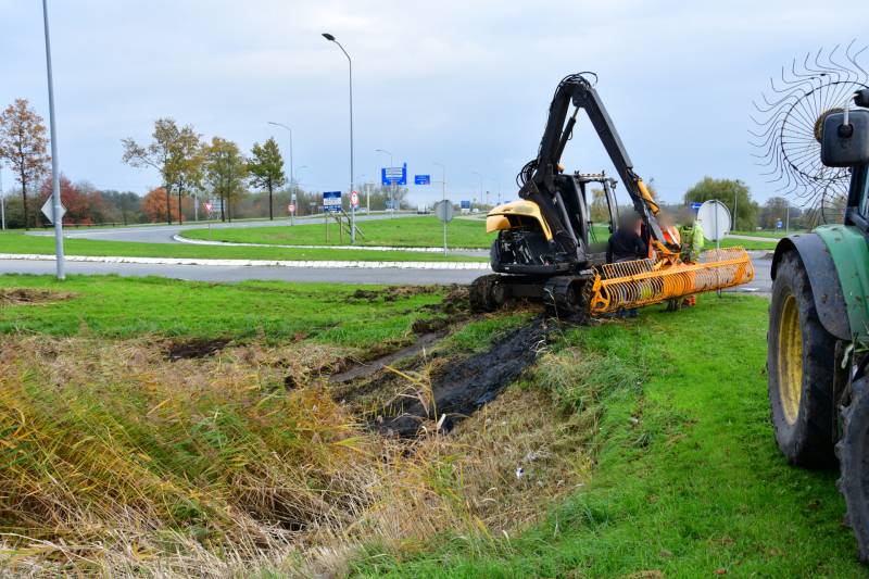 Graafmachine belandt in sloot tijdens snoeiwerkzaamheden