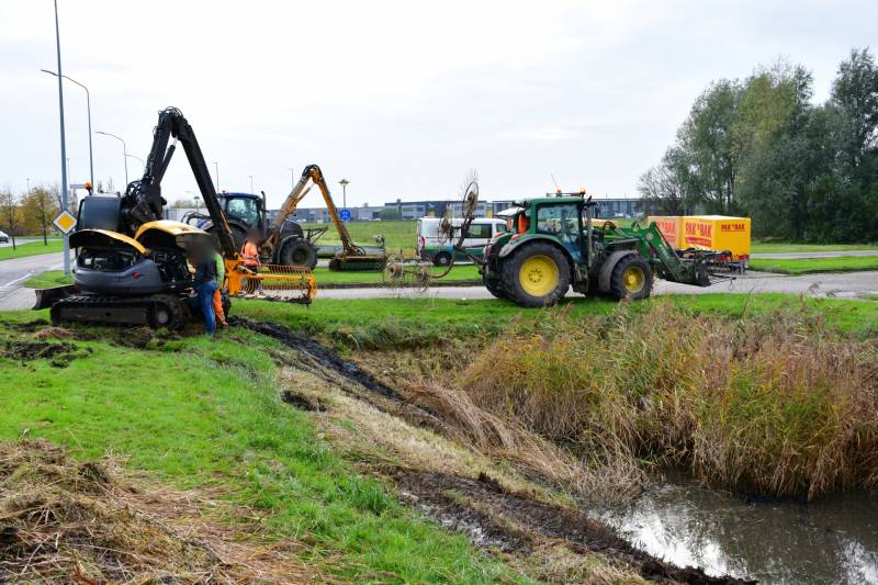 Graafmachine belandt in sloot tijdens snoeiwerkzaamheden