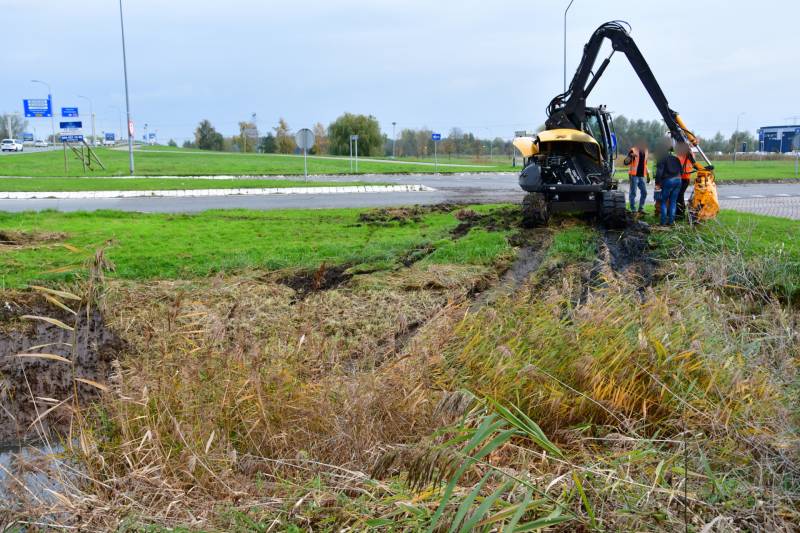 Graafmachine belandt in sloot tijdens snoeiwerkzaamheden