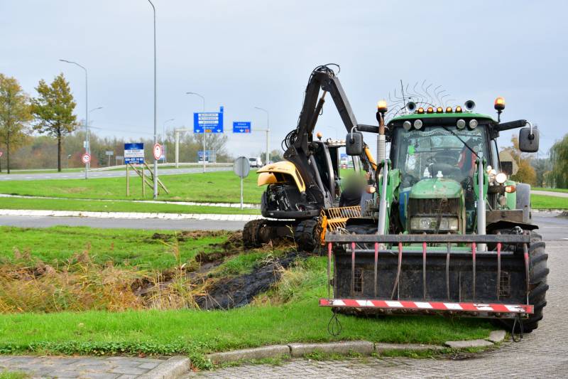 Graafmachine belandt in sloot tijdens snoeiwerkzaamheden