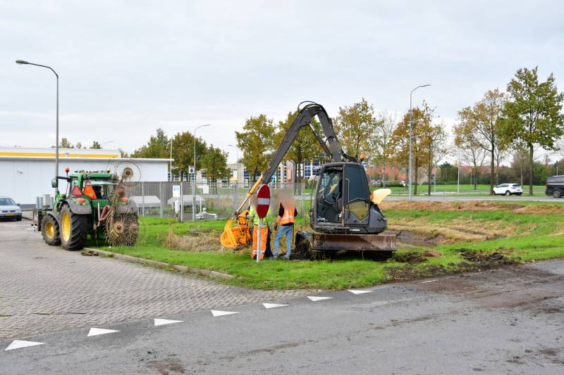 Graafmachine belandt in sloot tijdens snoeiwerkzaamheden