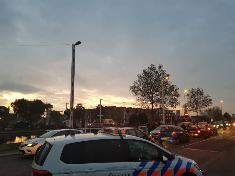 Zoektocht naar eigenaar verlaten scootmobiel op brug