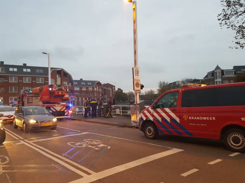 Zoektocht naar eigenaar verlaten scootmobiel op brug
