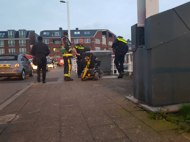 Zoektocht naar eigenaar verlaten scootmobiel op brug