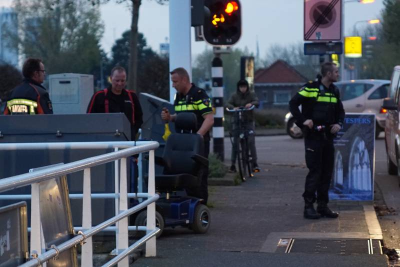 Zoektocht naar eigenaar verlaten scootmobiel op brug