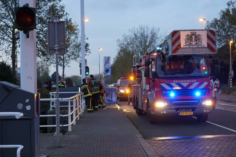 Zoektocht naar eigenaar verlaten scootmobiel op brug