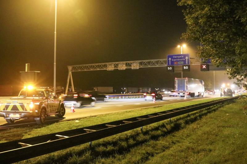 Auto rijdt vangrail in