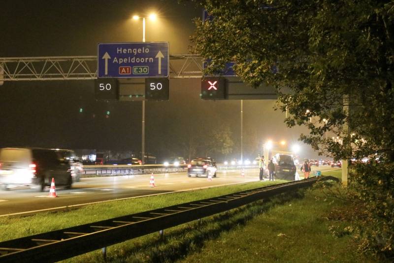 Auto rijdt vangrail in