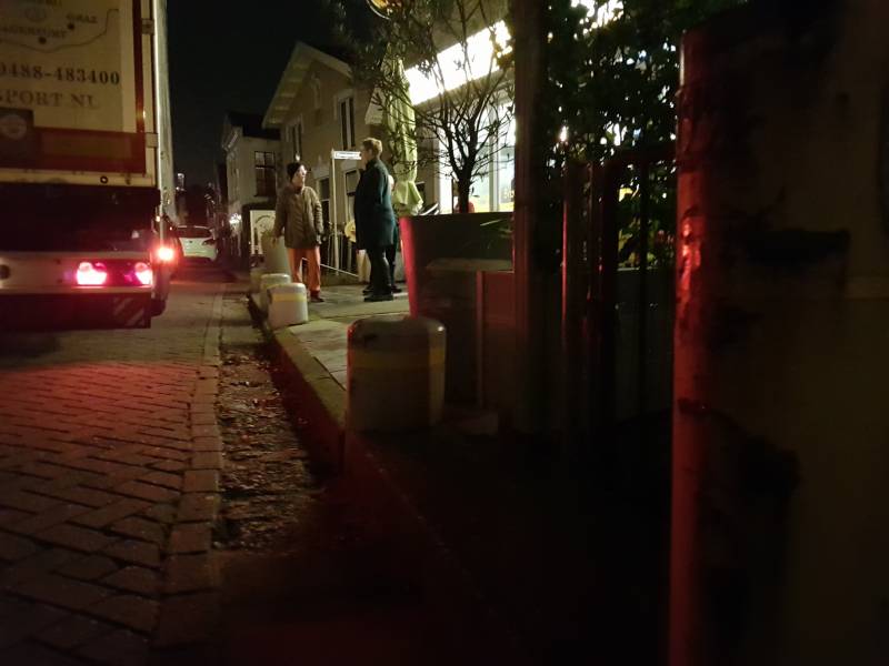 Vrachtwagen ramt betonnen palen