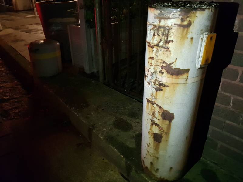 Vrachtwagen ramt betonnen palen