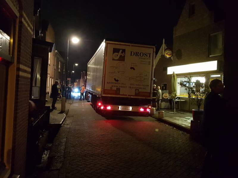 Vrachtwagen ramt betonnen palen