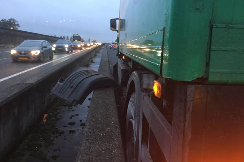 Vrachtwagen botst tegen betonnen geleiderail