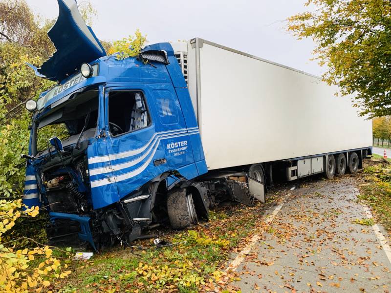 Vrachtwagen raakt van de weg