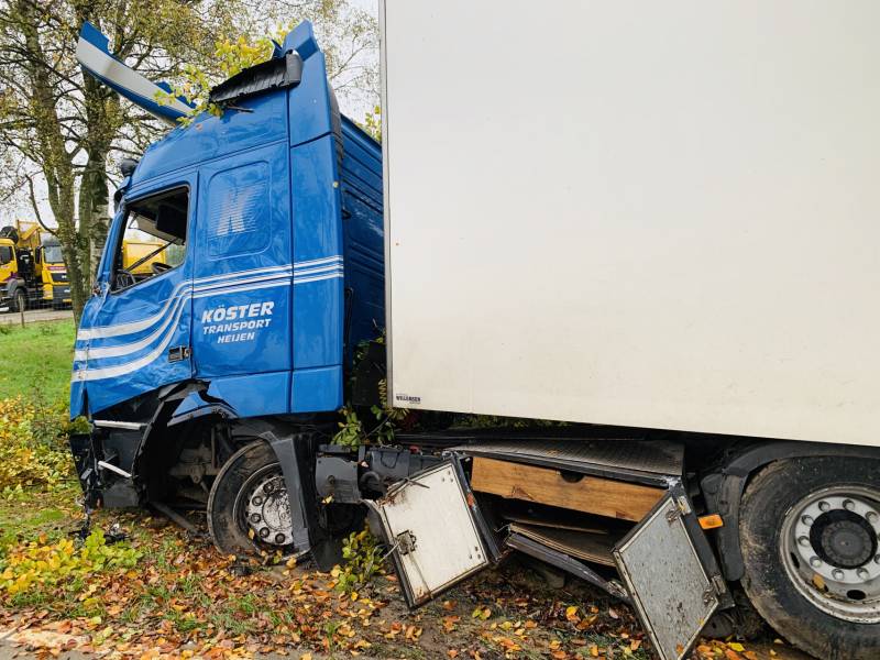 Vrachtwagen raakt van de weg