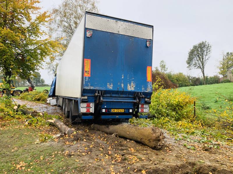 Vrachtwagen raakt van de weg
