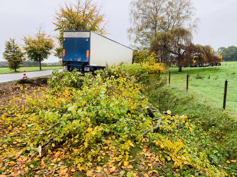 Vrachtwagen raakt van de weg