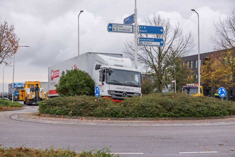 Auto en vrachtwagen botsen op rotonde