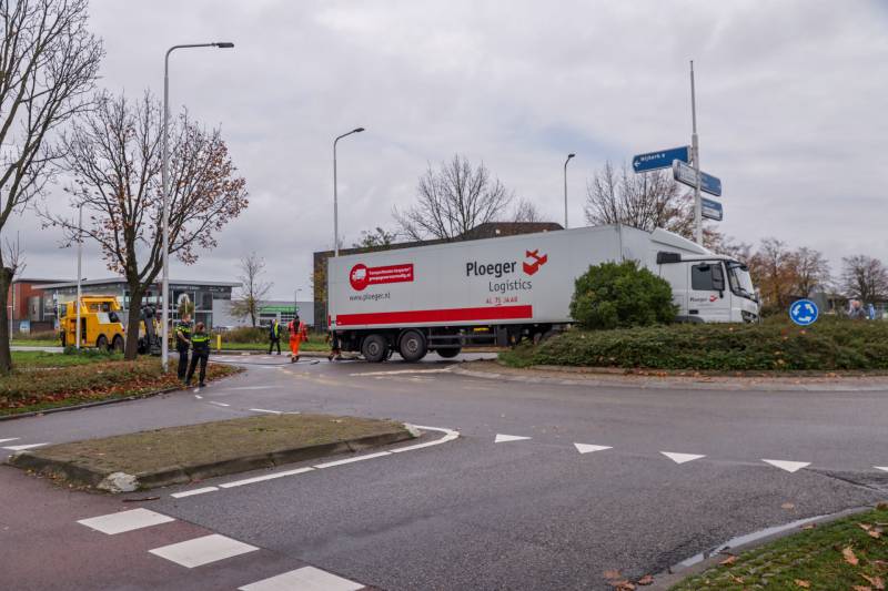 Auto en vrachtwagen botsen op rotonde
