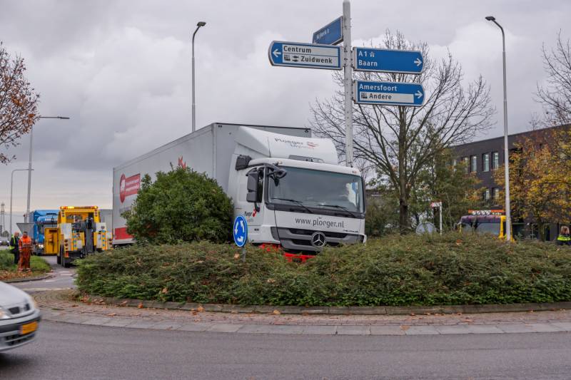 Auto en vrachtwagen botsen op rotonde