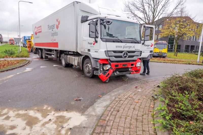 Auto en vrachtwagen botsen op rotonde
