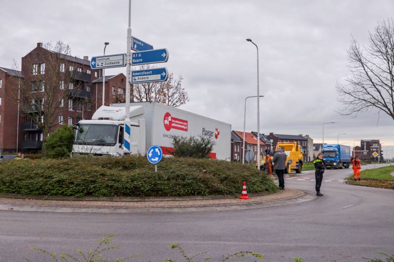 Auto en vrachtwagen botsen op rotonde