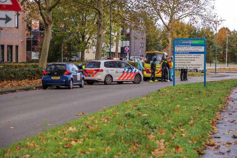 Bromfiets botst tijdens rijles op auto