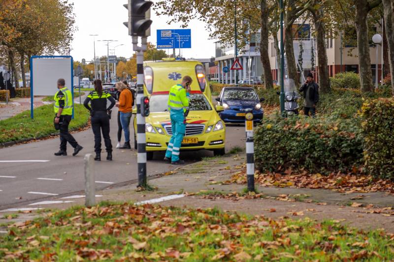 Bromfiets botst tijdens rijles op auto