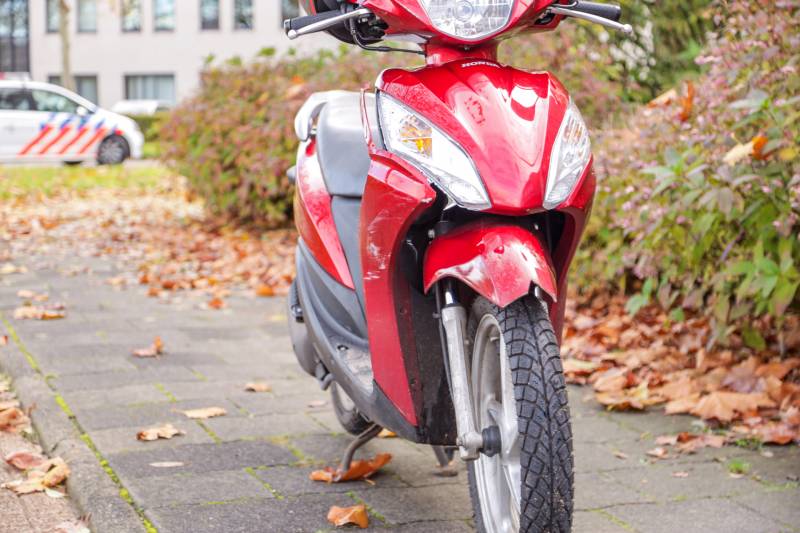 Bromfiets botst tijdens rijles op auto
