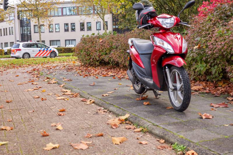 Bromfiets botst tijdens rijles op auto