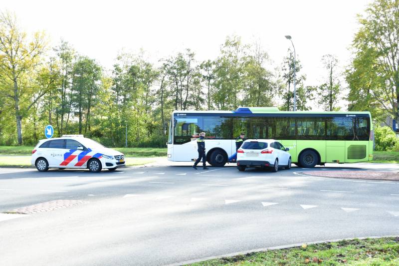 Eigenwijze automobilist blokkeert doorgang Arriva-bus