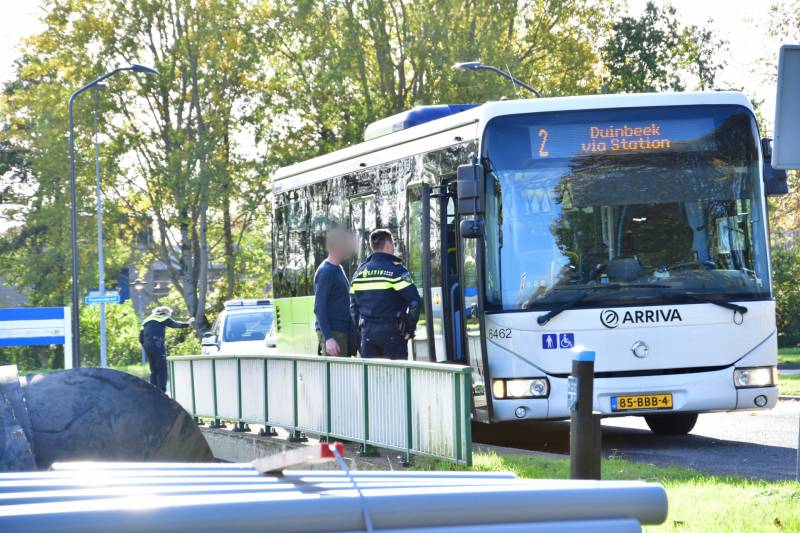 Eigenwijze automobilist blokkeert doorgang Arriva-bus