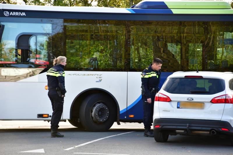 Eigenwijze automobilist blokkeert doorgang Arriva-bus