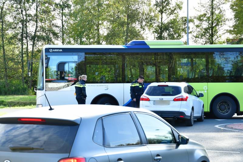 Eigenwijze automobilist blokkeert doorgang Arriva-bus
