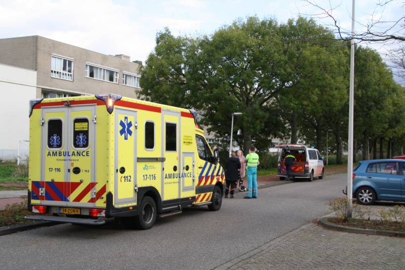 Brommerrijdster gewond na botsing met personenauto