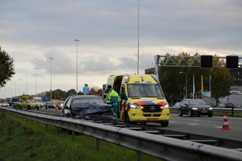 Auto botst op vrachtwagen