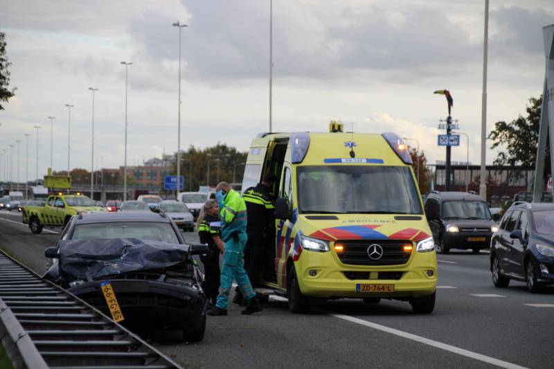 Auto botst op vrachtwagen