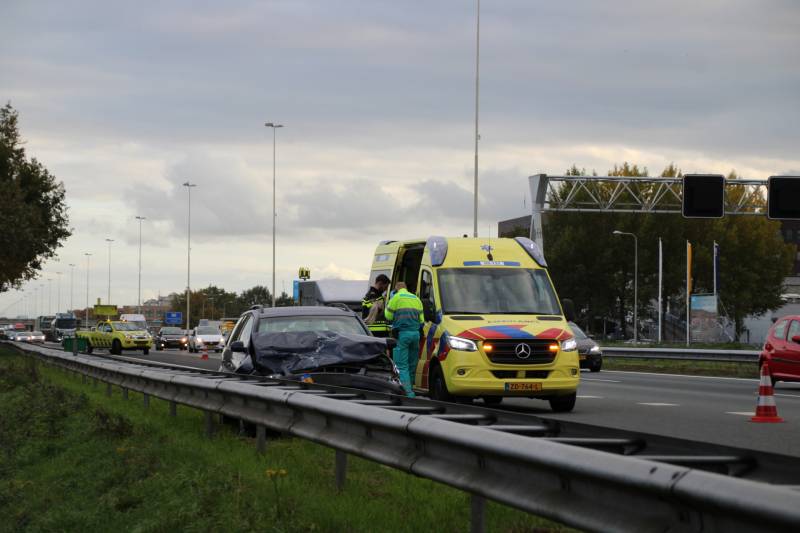 Auto botst op vrachtwagen