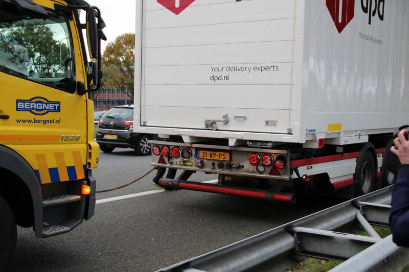 Auto botst op vrachtwagen