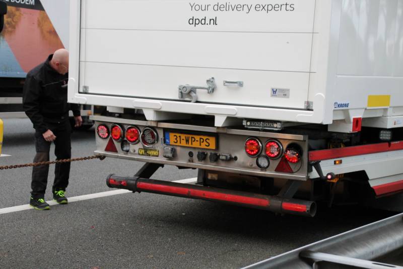 Auto botst op vrachtwagen