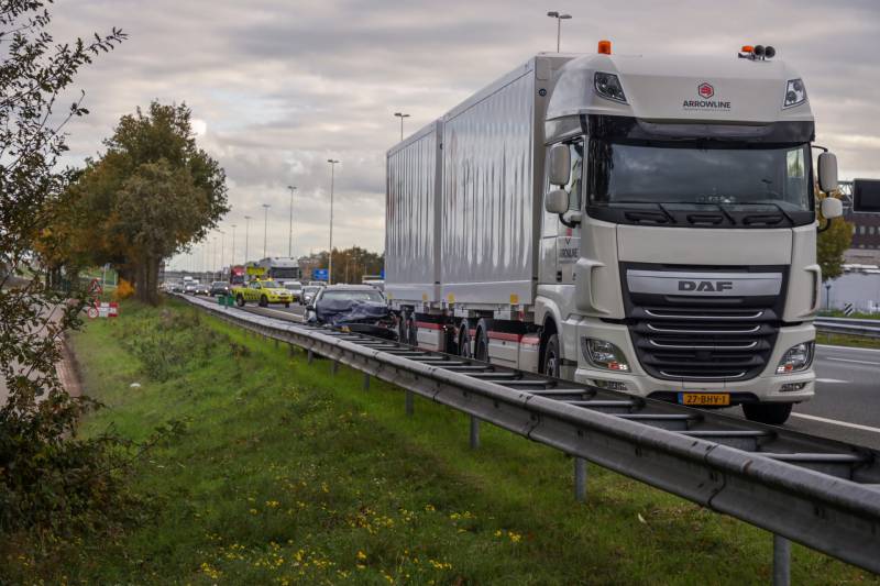 Auto botst op vrachtwagen