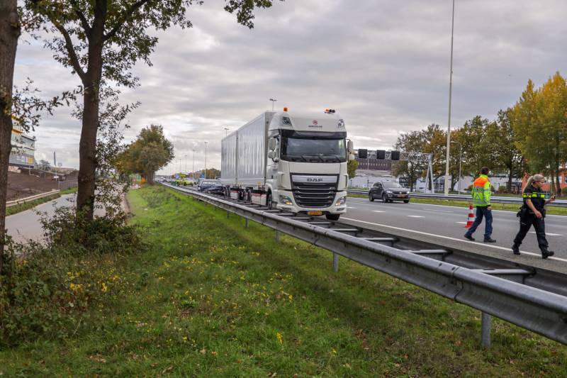 Auto botst op vrachtwagen