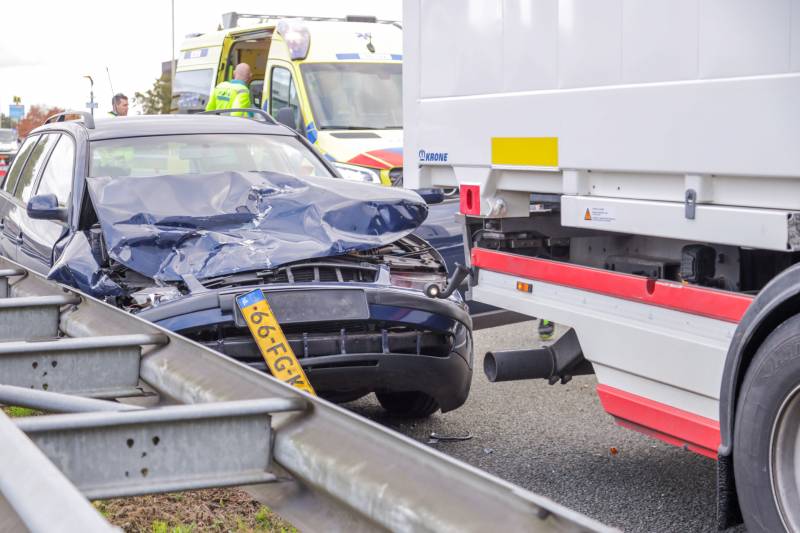 Auto botst op vrachtwagen