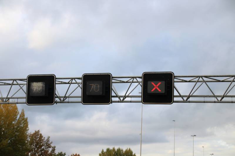 Auto botst op vrachtwagen