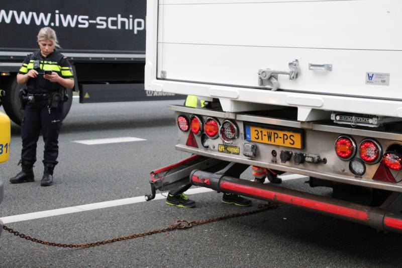Auto botst op vrachtwagen