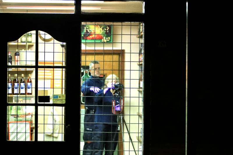 Overval op slijterij, politie doet onderzoek