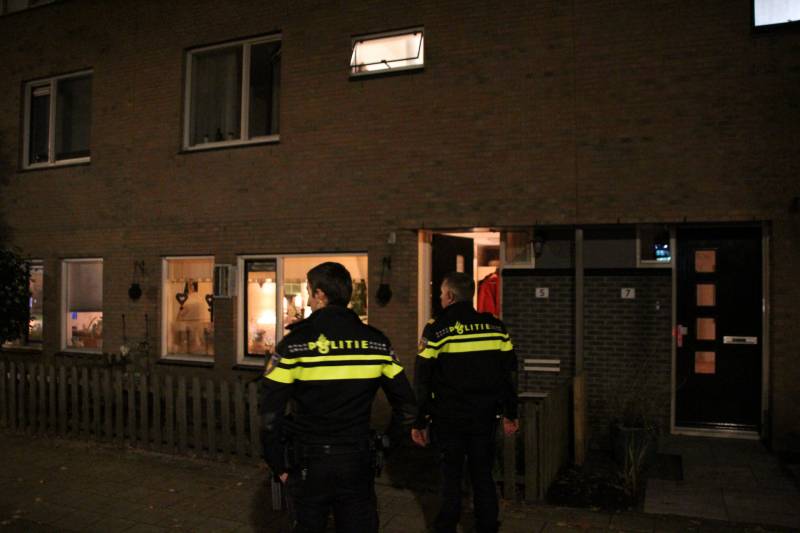 Brandweer verricht metingen na vreemde geur in woning